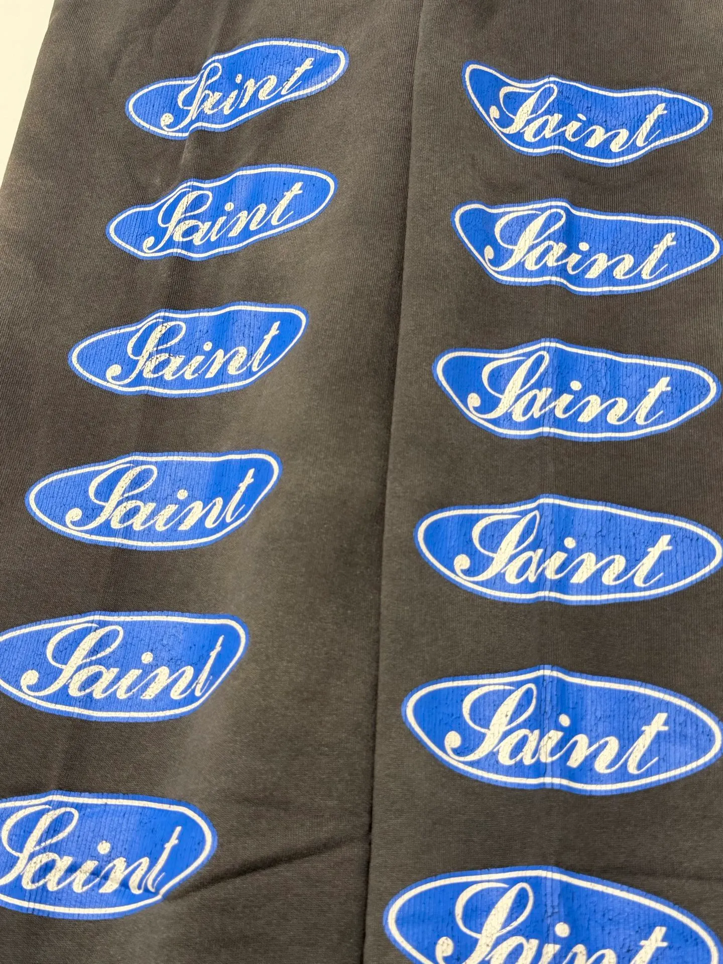 SAINT Mxxxxxx SWEAT PANTS/LOVE AMONG/BLK blue SAINT barrage sweatpants, washed black S-XL, top-notch printing and distressing process, very close to the original distressed feeling, Assute dyeing, whole piece sprayed with horse fade, wormhole destruction treatment, heavy fermentation washing to create NEW VINTAGE texture, factory four-needle and six-thread workmanship, no bone seams, correct main mark, wash mark